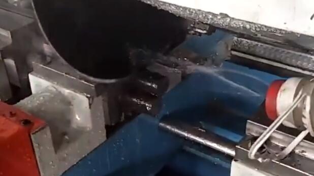 全自動切管機切割兩根實心圓鋼現(xiàn)場視頻